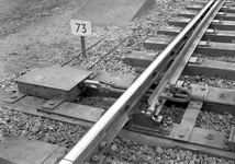 837239 Afbeelding van een wisseltong in een wissel (nr. 73) in de spoorlijn nabij Gouda.